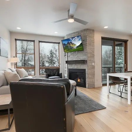 Blue River Flats Getaway: Downtown, On The River